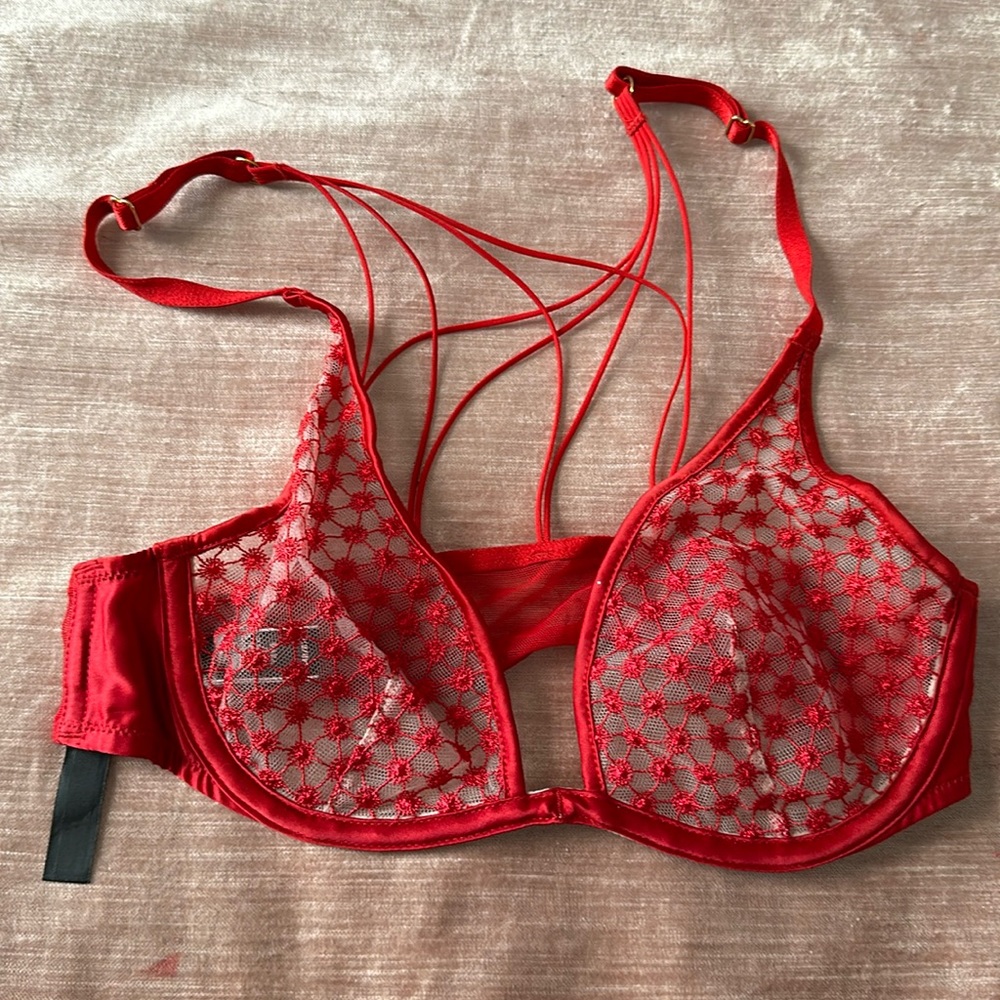 Victoria’s Secret bra in 34B